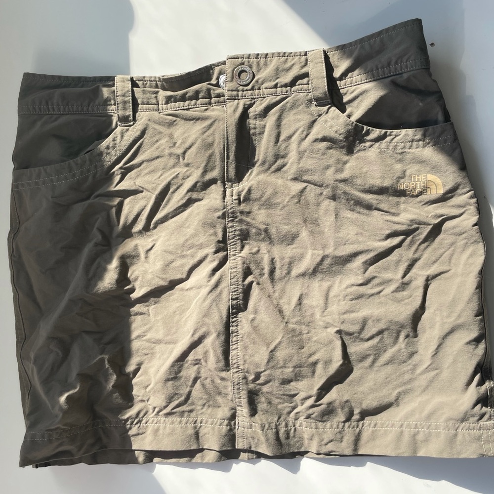 North face Forest green mini skirt, size medium, in great condition